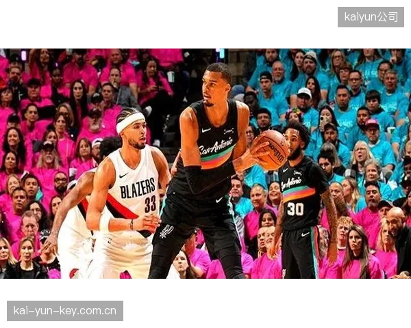 维克托·文班亚马在西部半决赛G1中送出12次盖帽,一举打破NBA季后赛单场盖帽历史纪录。 维克托·文班亚马在西部半决赛G1中送出12次盖帽,一举打破NBA季后赛单场盖帽历史纪录。
